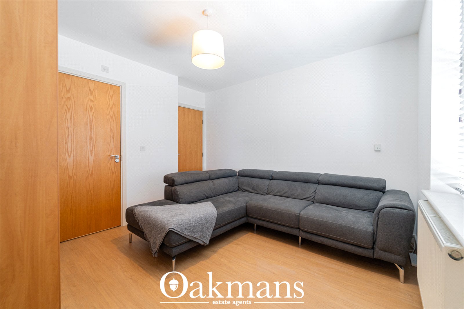 South Terrace, Shirley, B90