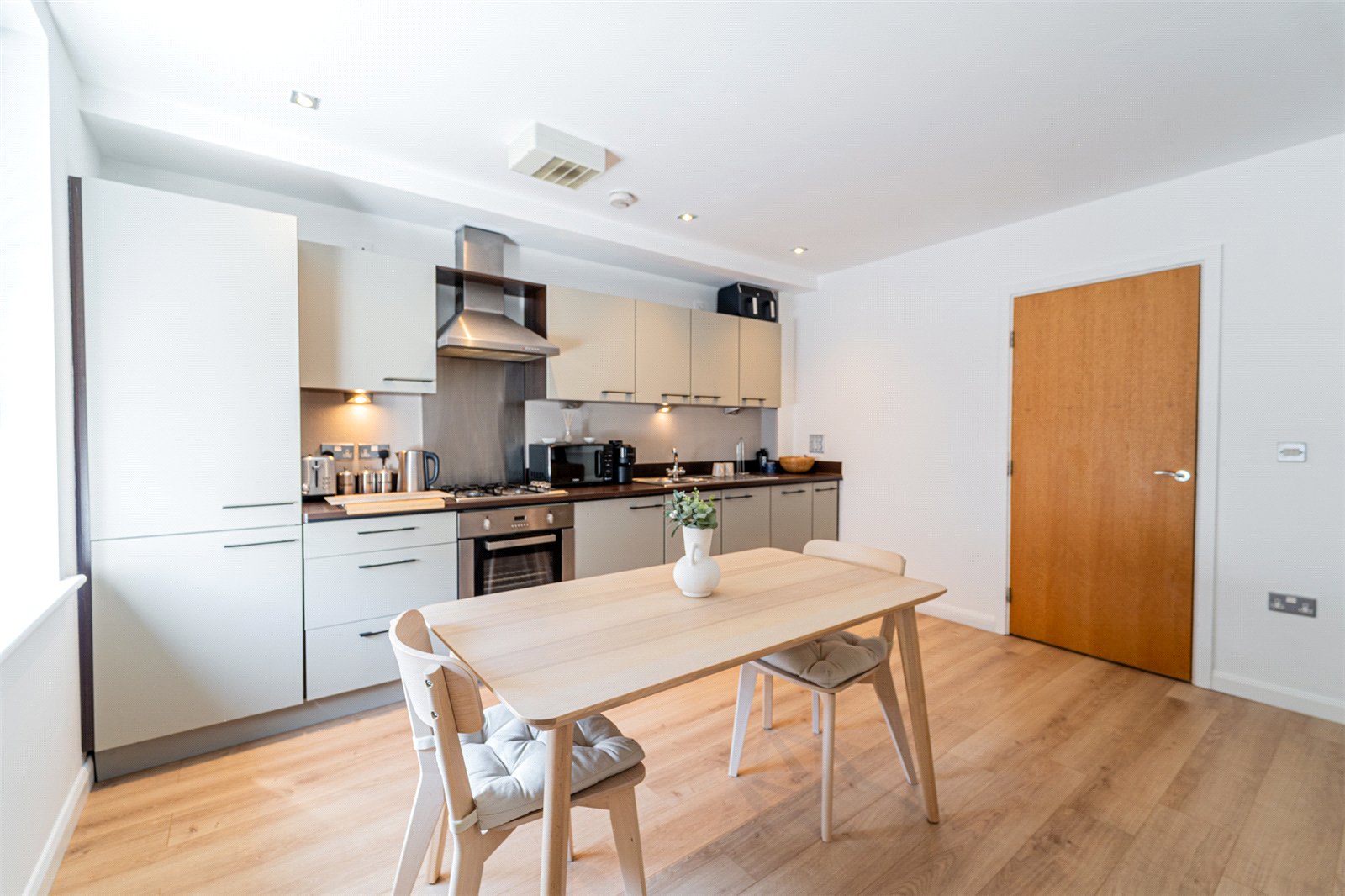 South Terrace, Shirley, B90