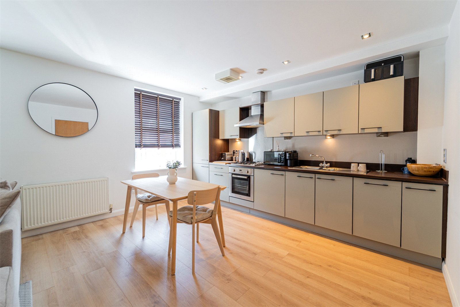 South Terrace, Shirley, B90