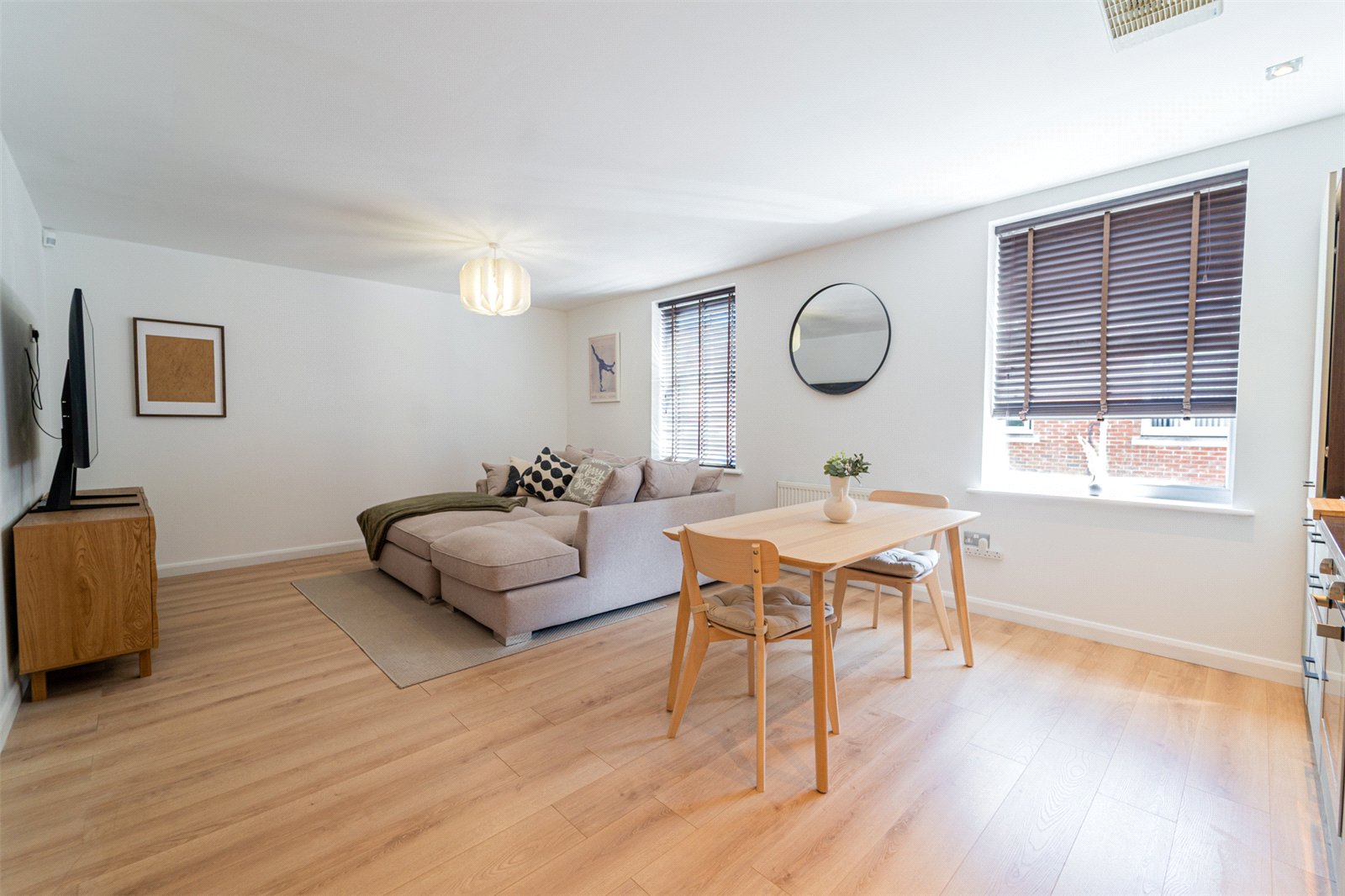 South Terrace, Shirley, B90