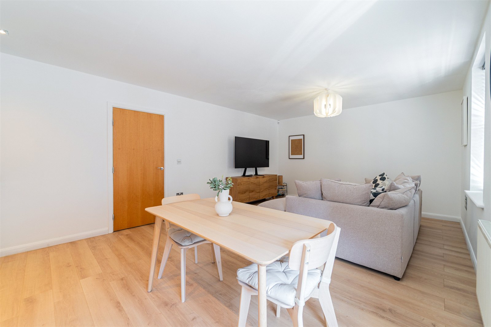 South Terrace, Shirley, B90